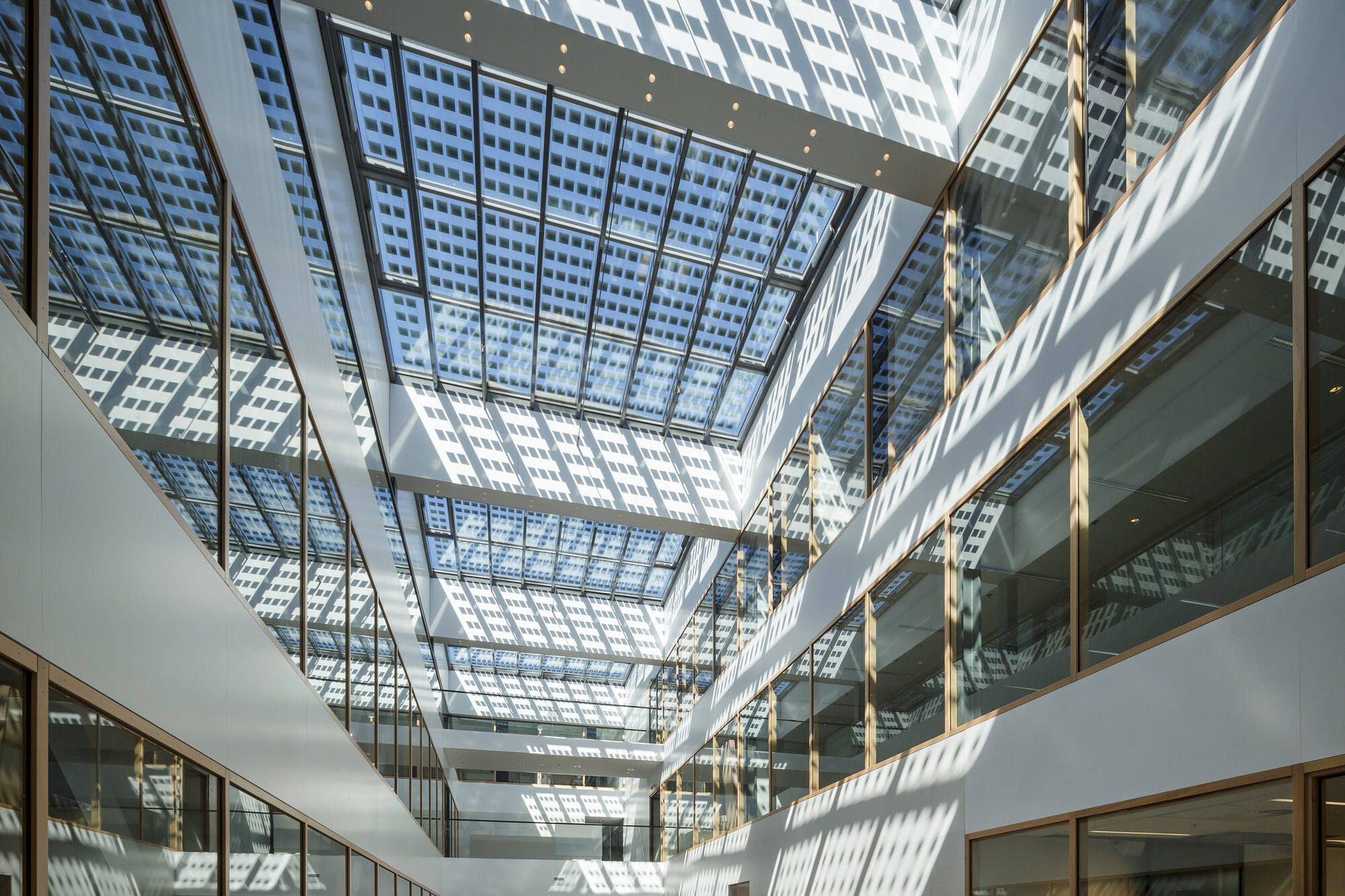 چرا در پنل‌های خورشیدی با راندمان بالا برای پروژه‌های تجاری بزرگ سرمایه‌گذاری کنیم؟