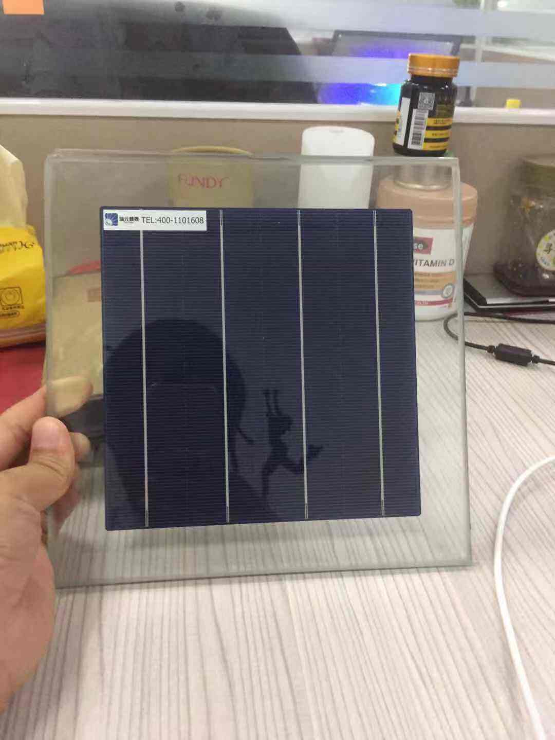 How does a half cell solar panel reduce internal power loss daily?