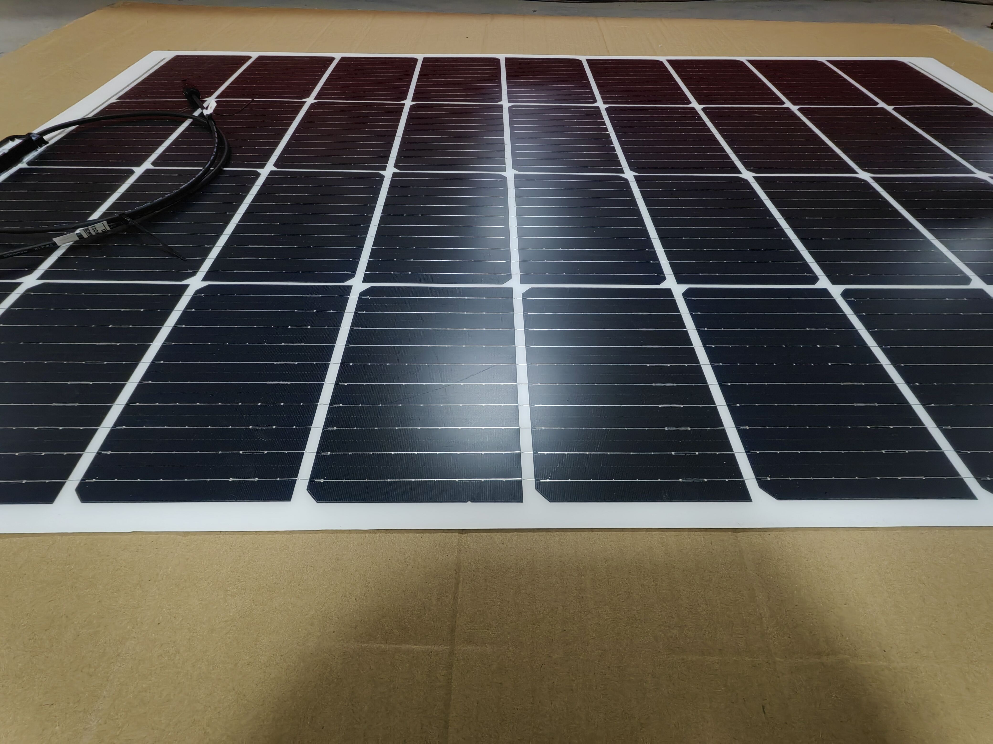 مرونة استثنائية للتثبيت على الأسطح المنحنية