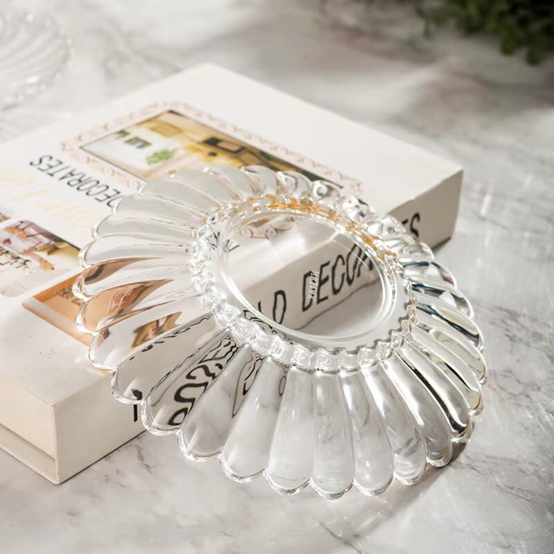 Why is glass tableware a sustainable choice for kitchens?