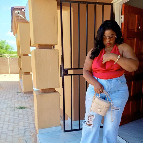 Customers highly praise the Glueless 5x5 Super Full Wig for its natural look, secure fit without glue, and comfortable wear