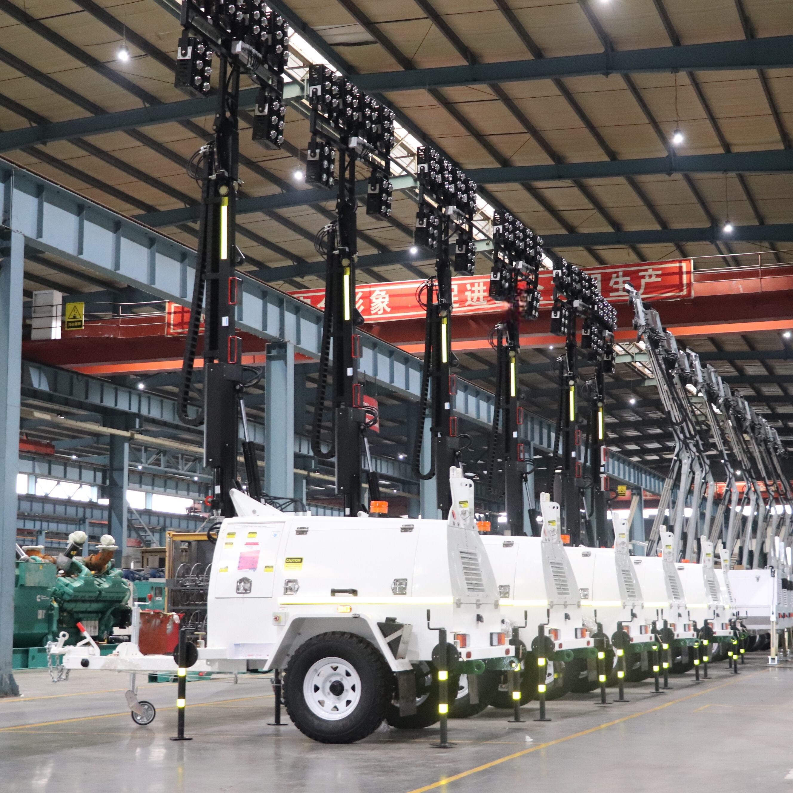 What safety checks are necessary before operating a mobile light tower?
