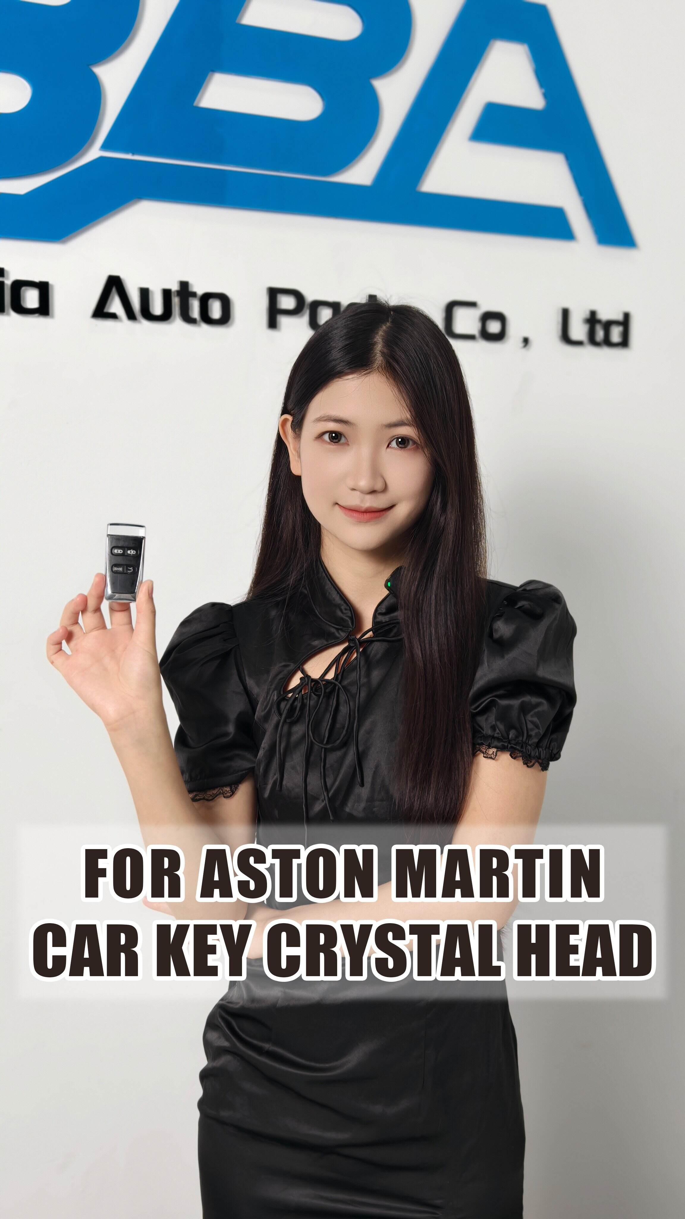 kristallhöfuð á Aston Martin bílnóta