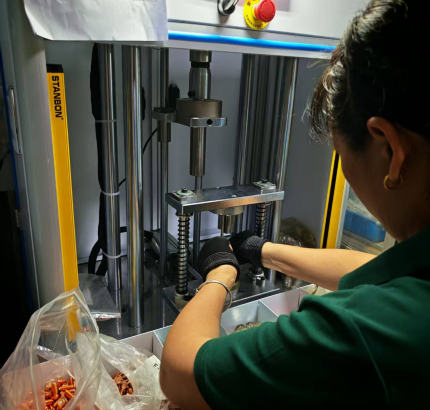 อุปกรณ์อัดแรงดันแบบเซอร์โว