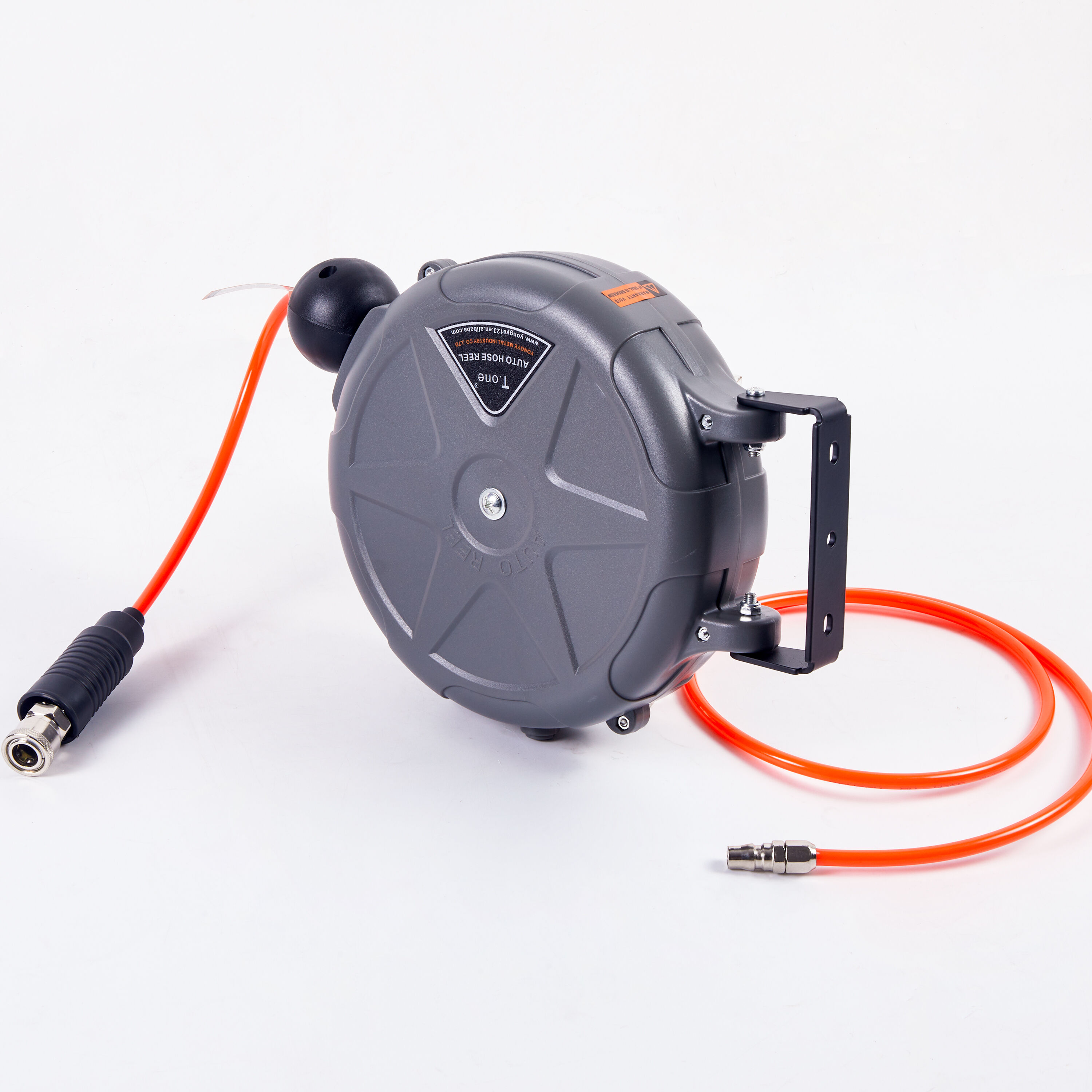 Make sure that the hose is well-wound on the reel to avoid kinks or intertwining