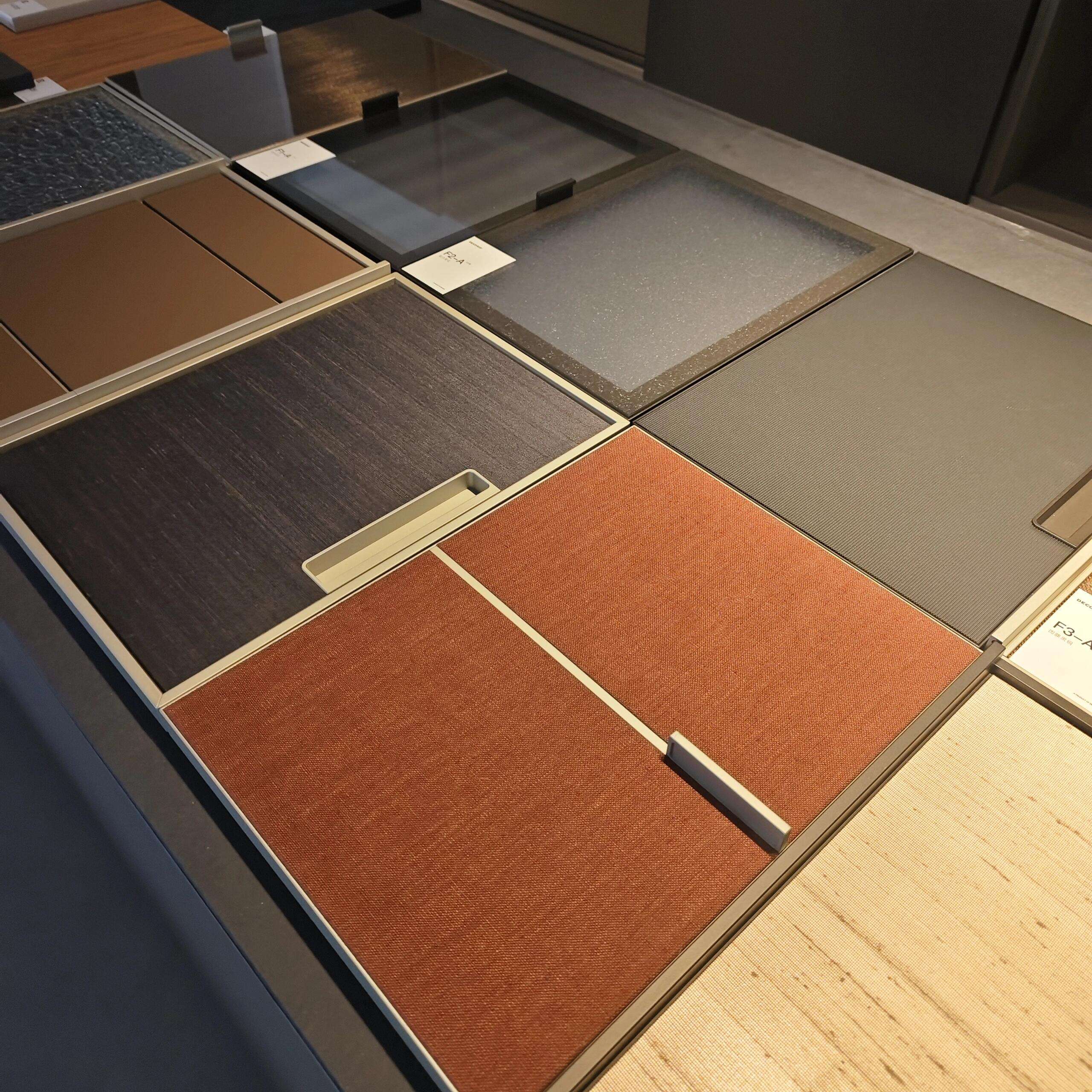 درهای آلومینیومی کابینت پوشاک – سیستم کابینت آلومینیومی مدرن و مینیمال سفارشی با روشنایی LED | تولید بر اساس طرح مشتری (OEM) / طراحی و تولید بر اساس درخواست مشتری (ODM)