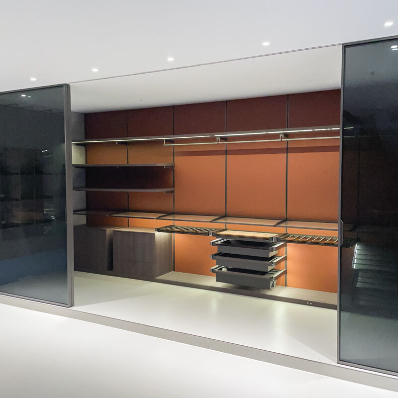 Siúlóide Siúil Isteach Alúmanaim Miotail Saincheaptha Íosta Nua-Aimseartha le Córas Cuaille Solais