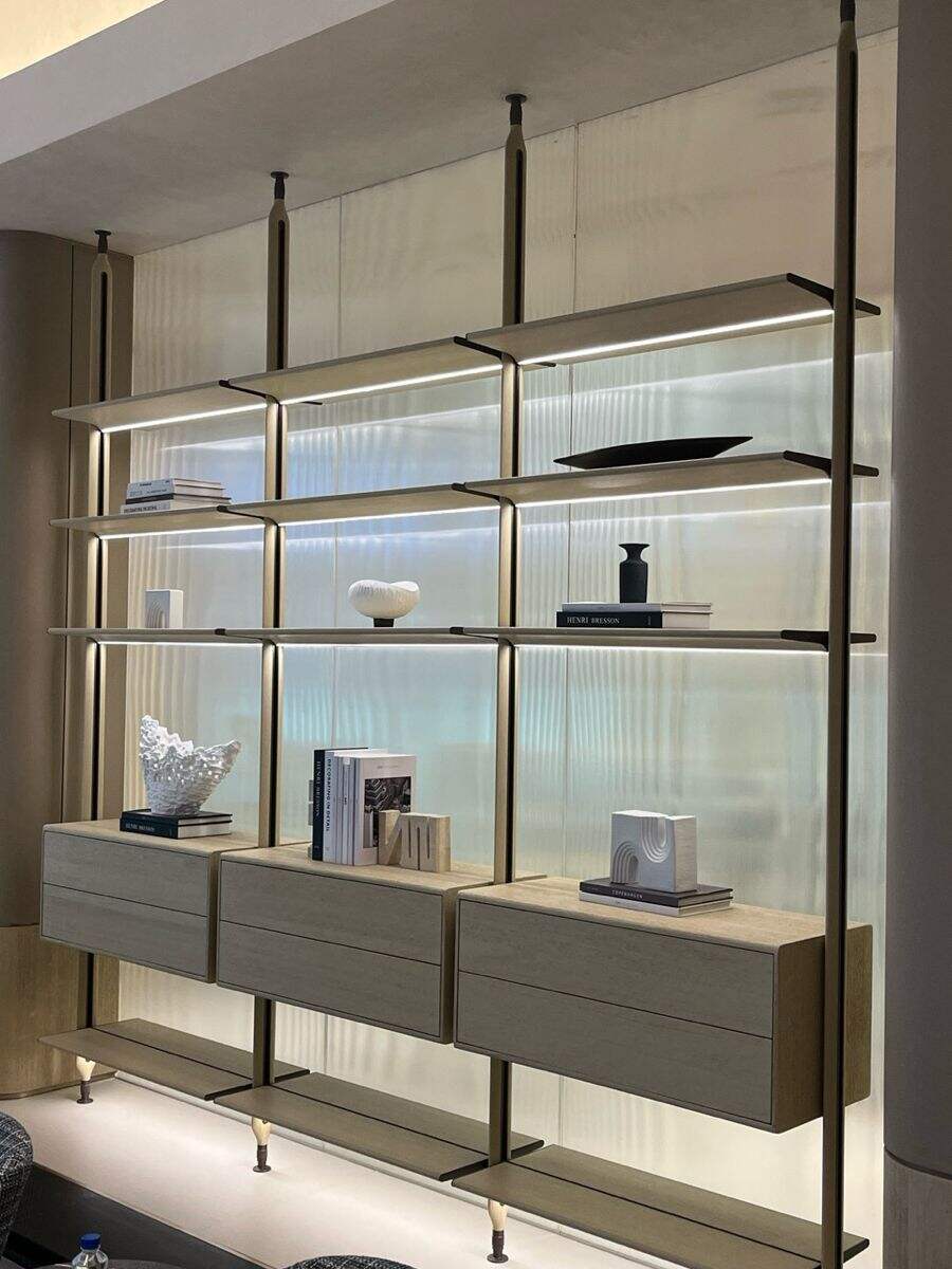 Özelleştirilmiş Tavanı Yere Kadar Uzanan Raf, Modern Minimalist Modüler Alüminyum Ekran Rafı LED Işıkla