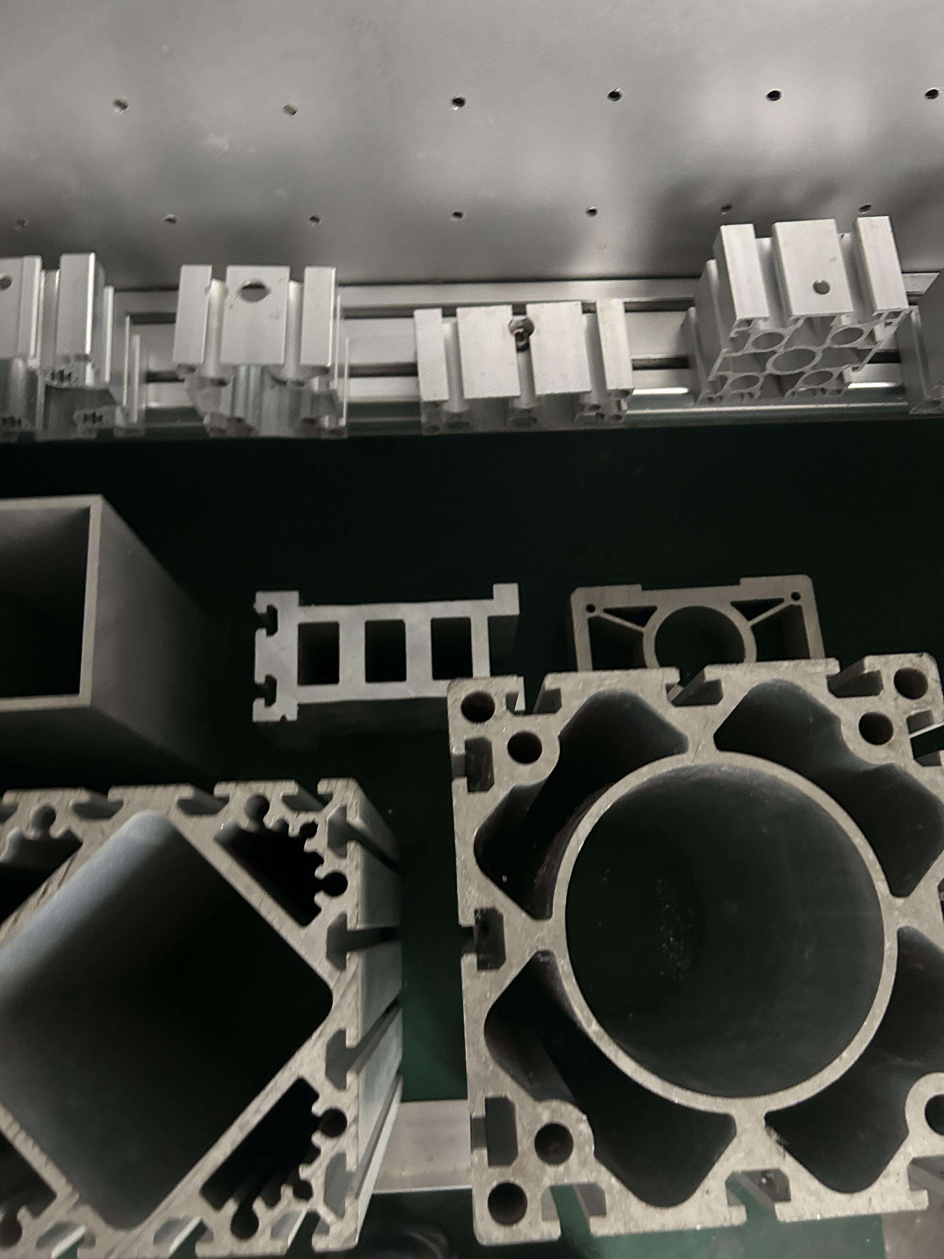 پروفیل‌های آلومینیومی اکستروژن – پروفیل‌های سفارشی آلومینیومی با درجه‌ی مقاومت ۶۰۶۳ T5/T6 و روکش پودری برای قاب‌های درب کابینت‌ها | تولید بر اساس طرح مشتری (OEM) / طراحی و تولید بر اساس سفارش مشتری (ODM)