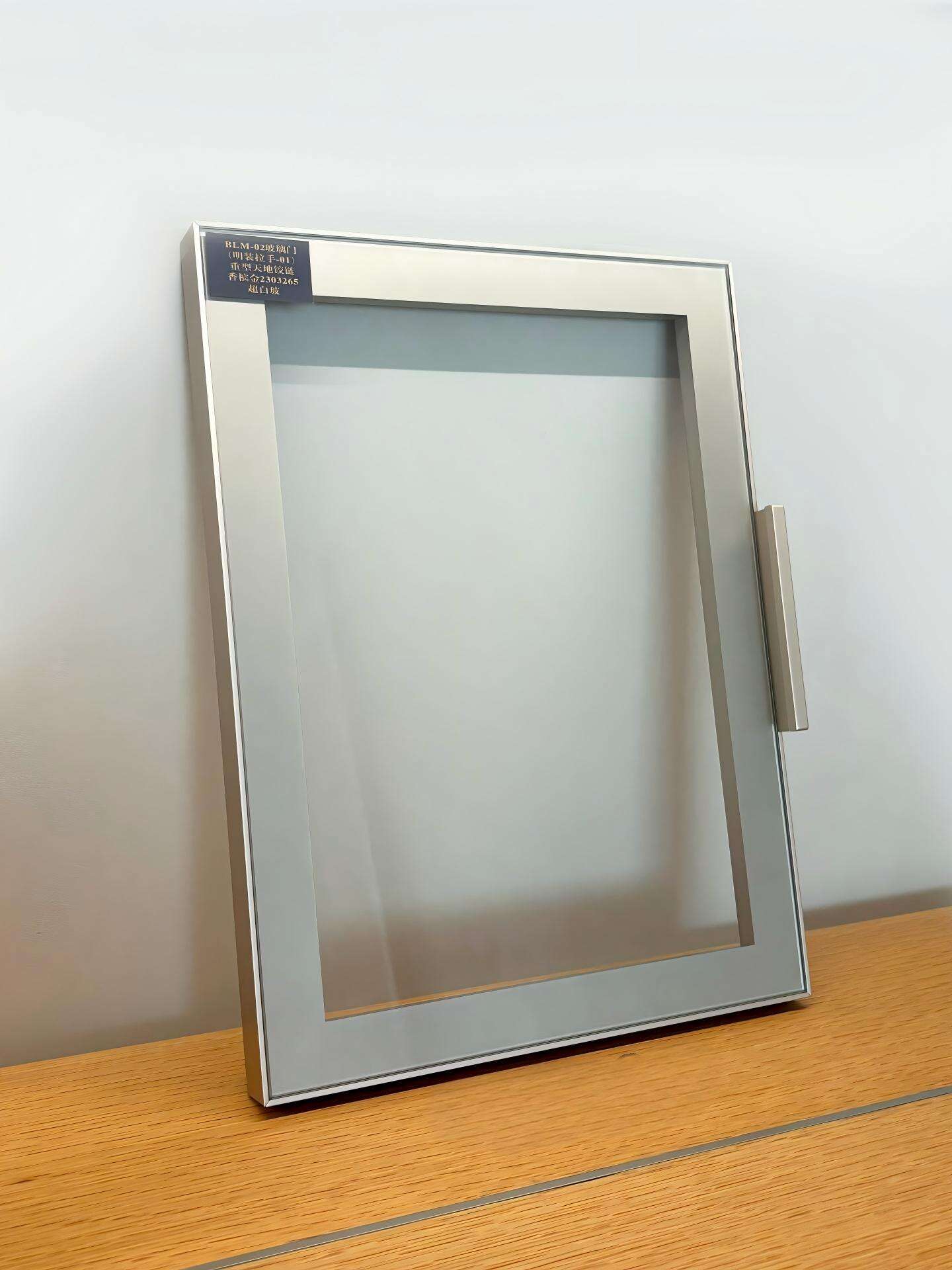 Individualūs aliuminio spintos durys, šiuolaikiška minimalistiška aliuminio spintų sistema su LED apšvietimu