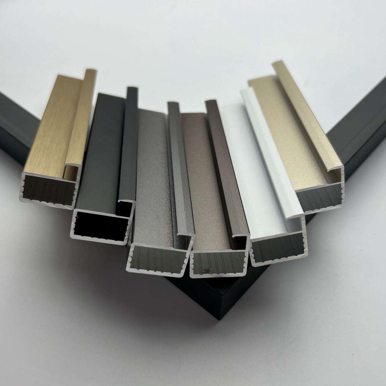 Aliuminio ekstruzijos profiliai – šiuolaikiniai minimalistiški individualūs aliuminio profiliai su miltelinėmis dengtimis spintų durų rėmams