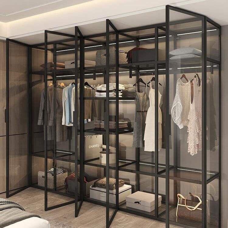 Aluminijasta garderoba za spalnico – Po meri izdelan modularen črn aluminijast garderobni sistem z osvetlitvenim stebrom | OEM / ODM