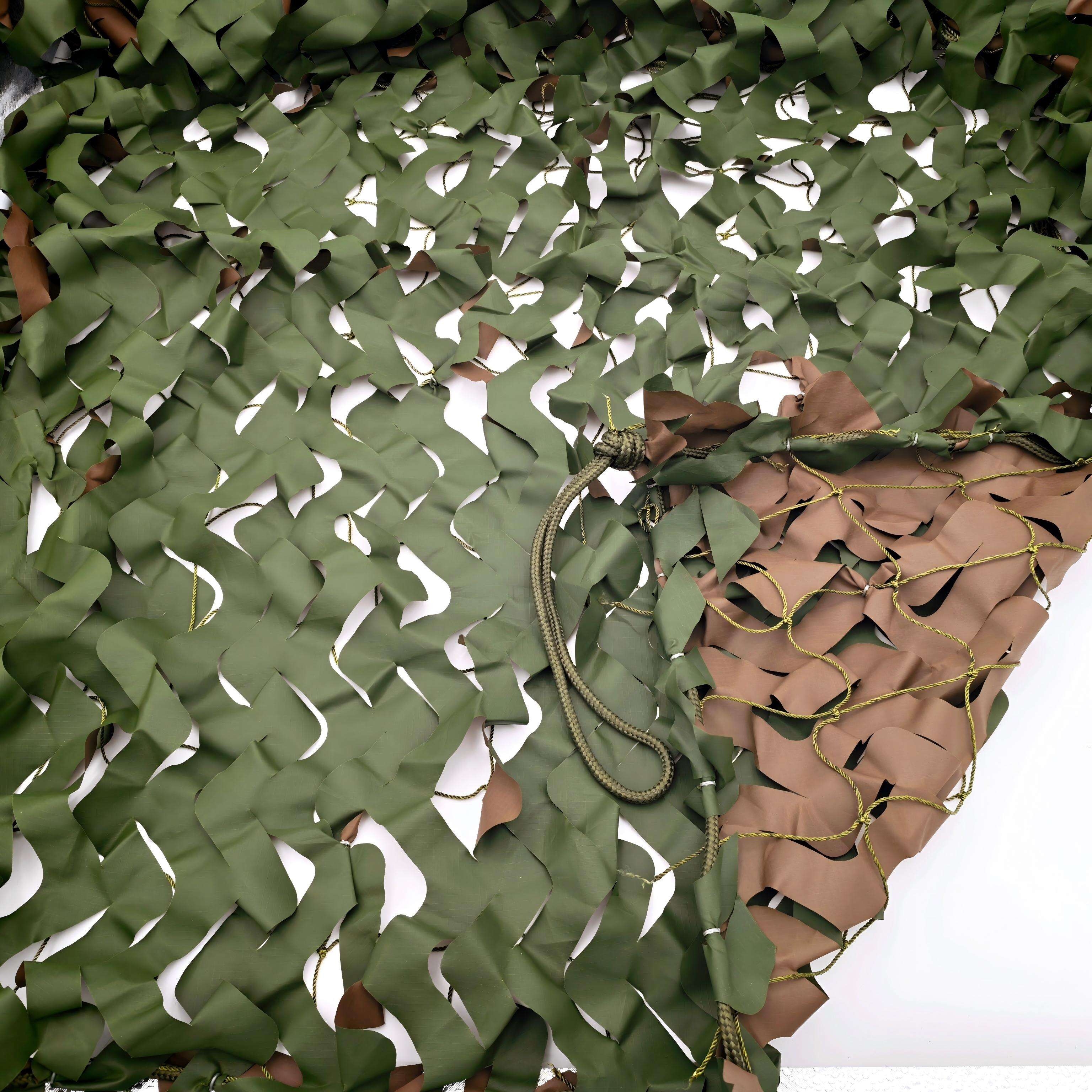 ¿Cómo ayuda la red de camuflaje a proteger el equipo y las instalaciones temporales?