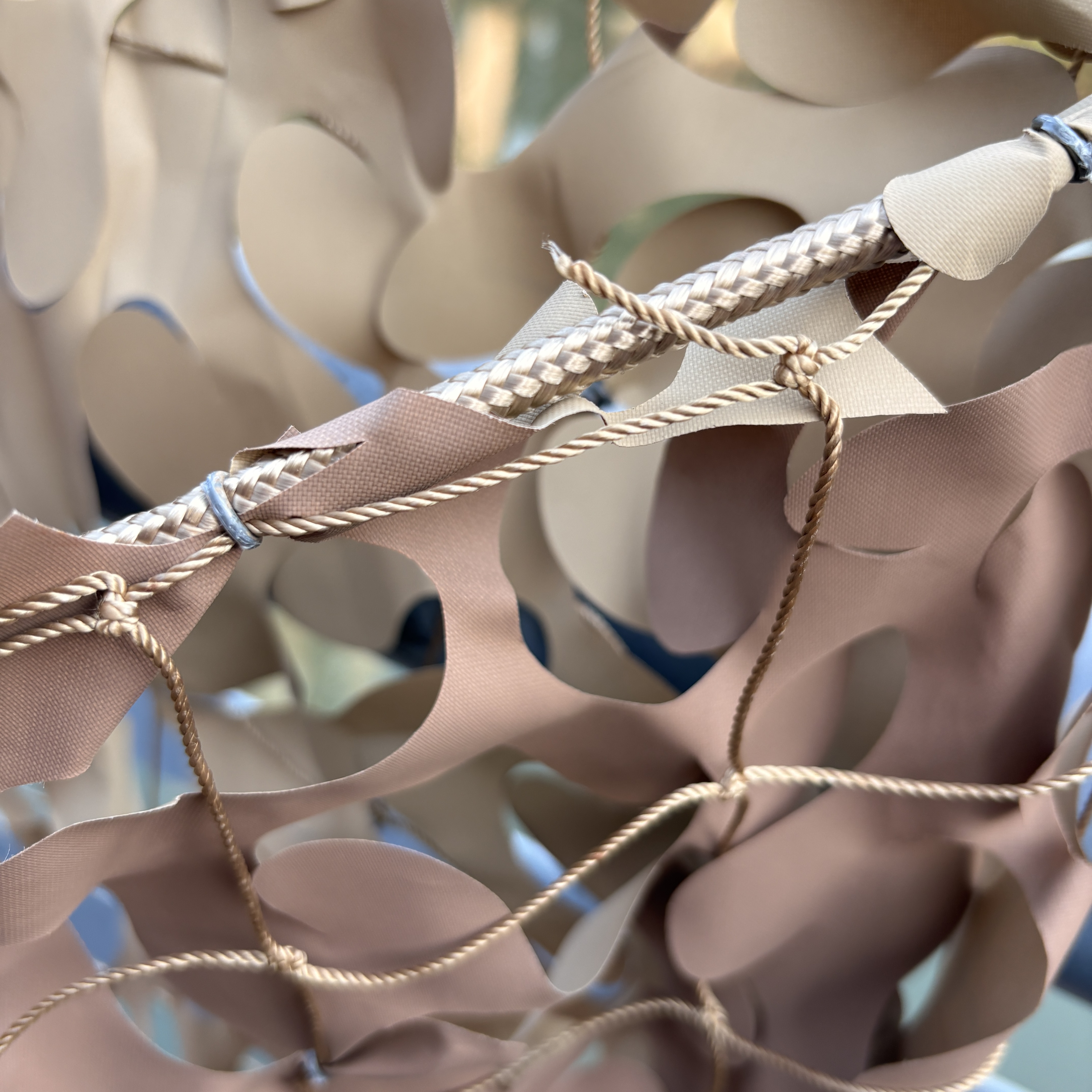 Продвинутая технология УФ-защиты с тактическим камуфляжным дизайном