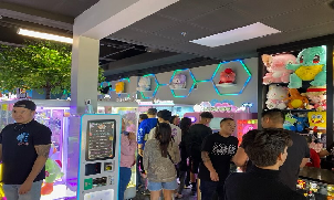 the opening and operation of a claw machine house509-1