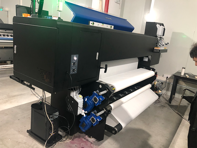 Nepřekonatelný výkon tiskáren pro sublimační tisk velkoformátových tištěných materiálů