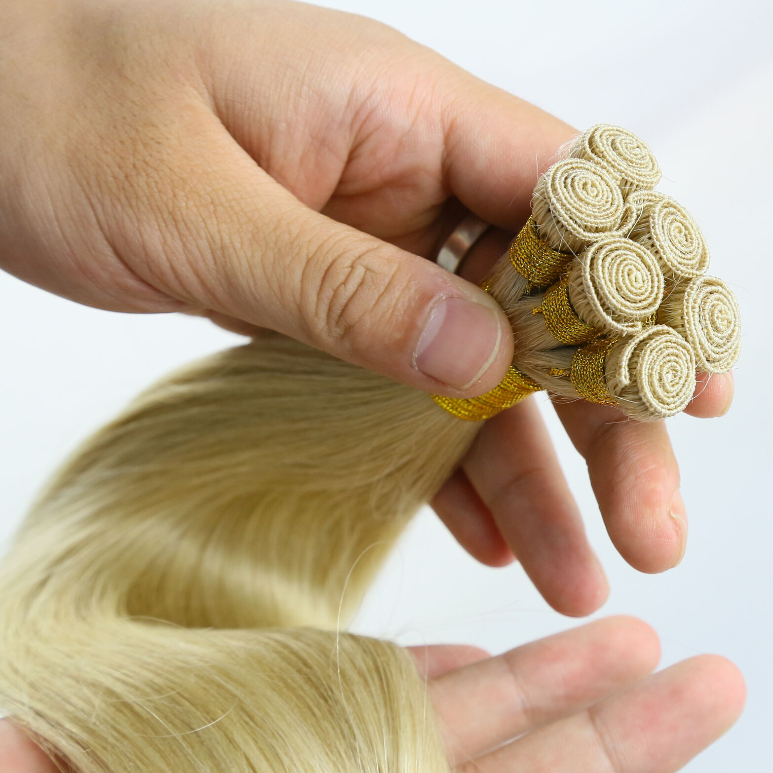 Как определить качество оптовых наращиваемых прядей ручной работы