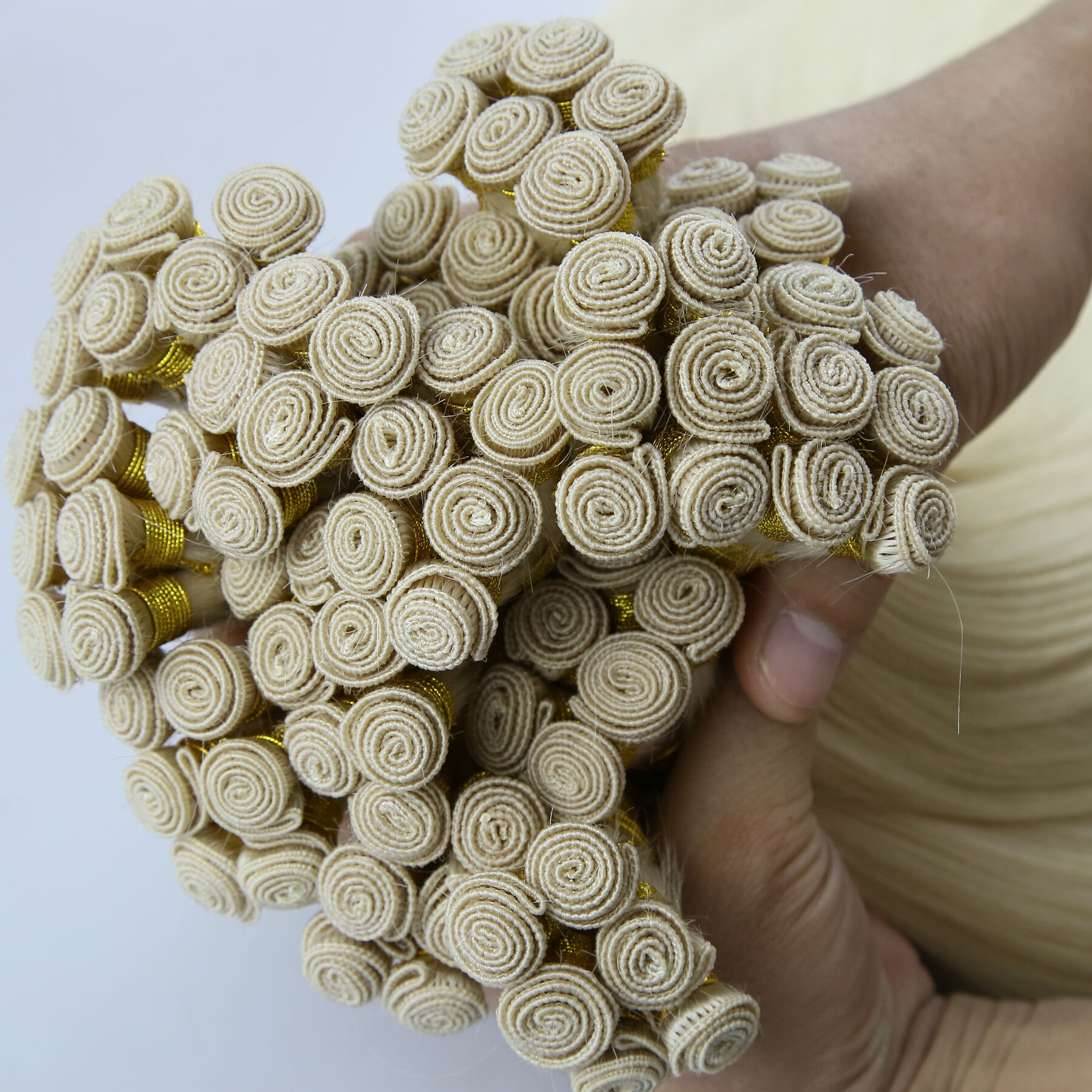 Какие преимущества ручных наращиваемых прядей по сравнению с другими типами?