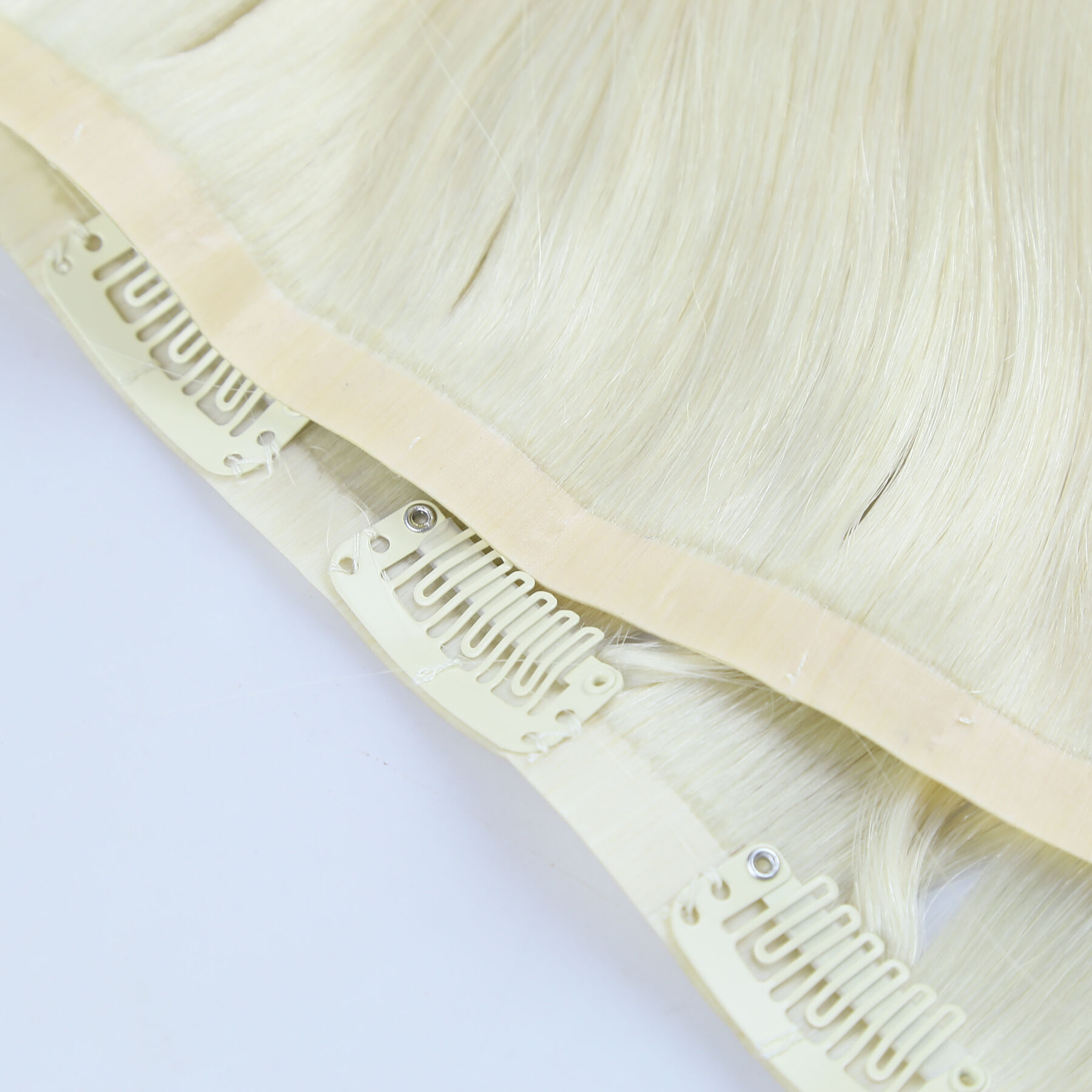 What Styles and Colors of Seamless Clip-In Extensions Are Trending Right Now?