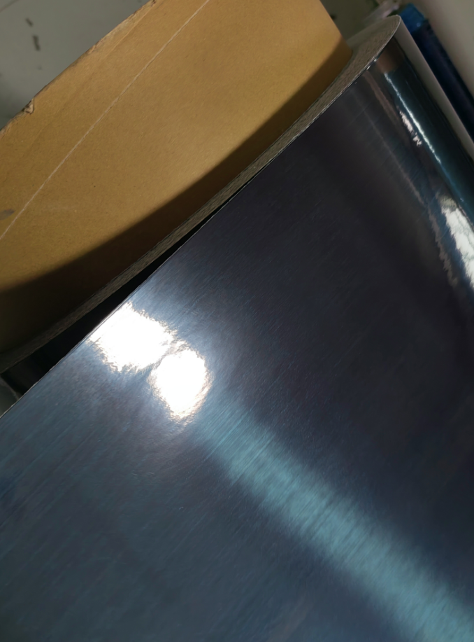 ¿Cuáles son los pasos básicos para procesar la fibra de carbono en productos?