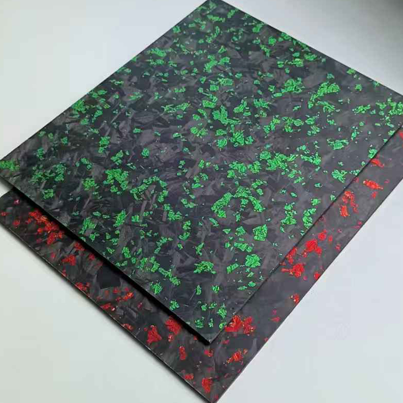 طبّق الضغط بشكل متساوٍ عند تلصيق ورقة الألياف الكربونية.