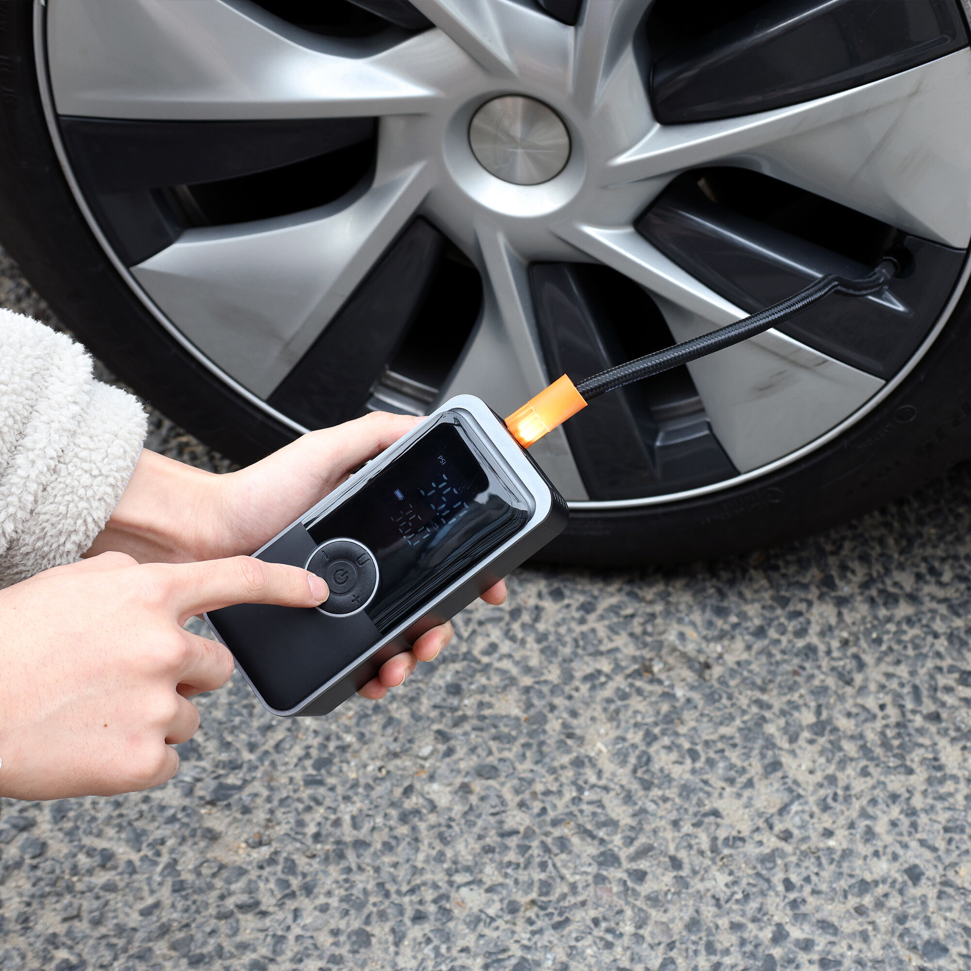 U23007 tire inflator powered by built-in lithium battery