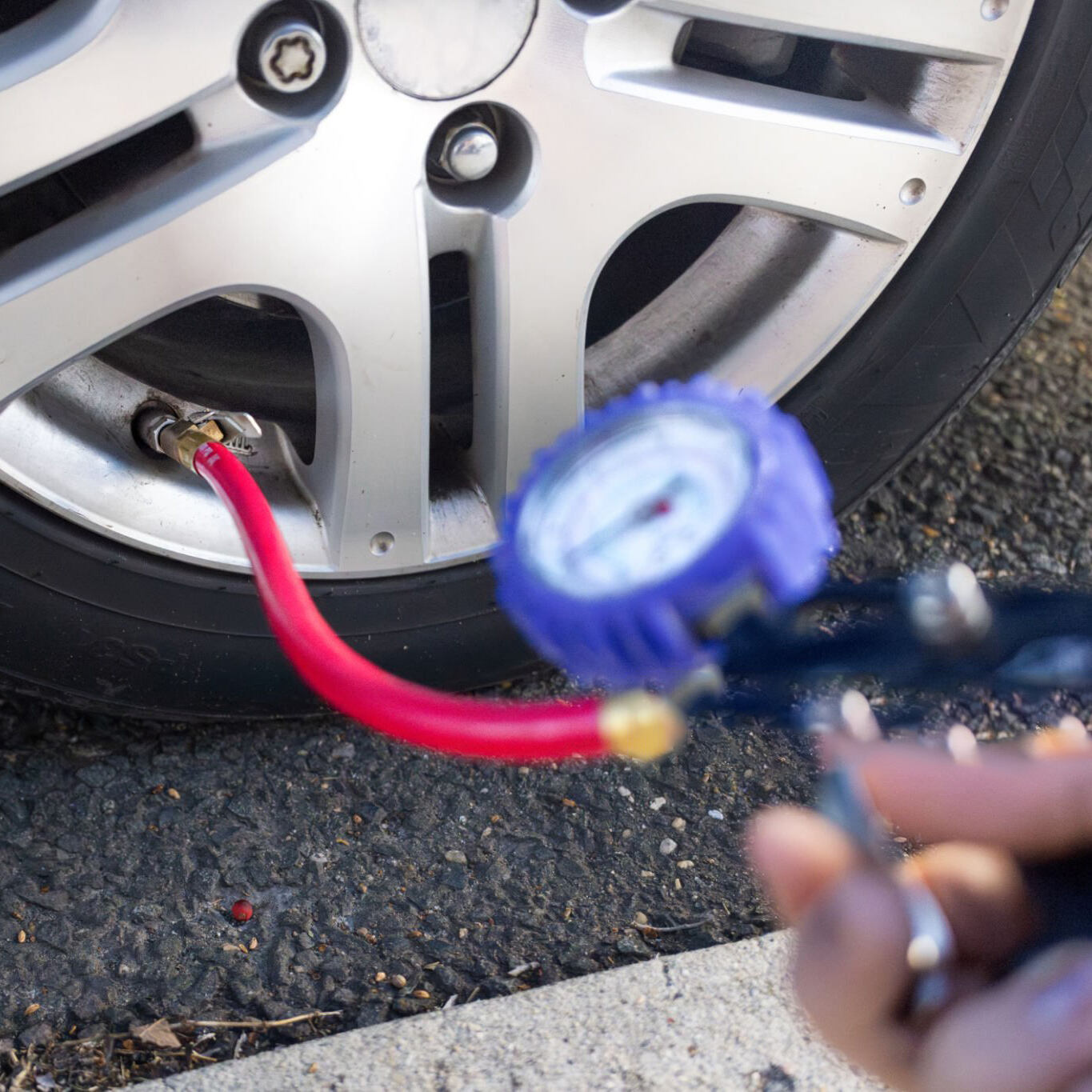 Com utilitzar correctament un manòmetre de pressió d'aire per a motocicleta per a un manteniment òptim dels pneumàtics