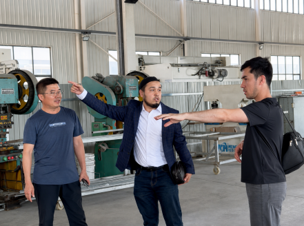 Des acheteurs ouzbeks visitent notre usine pour effectuer un examen approfondi de nos capacités de fabrication de portes coupe-feu