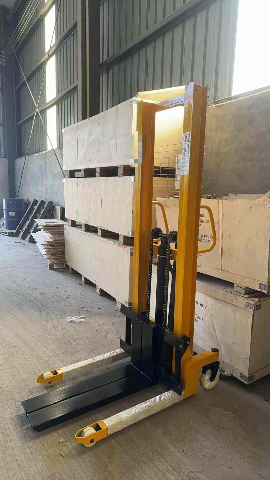 Χειροκίνητη Ανυψωτική Παλετόφορος - Αποτελεσματικές και Αξιόπιστες Λύσεις για τις Ανάγκες Λογιστικής σας