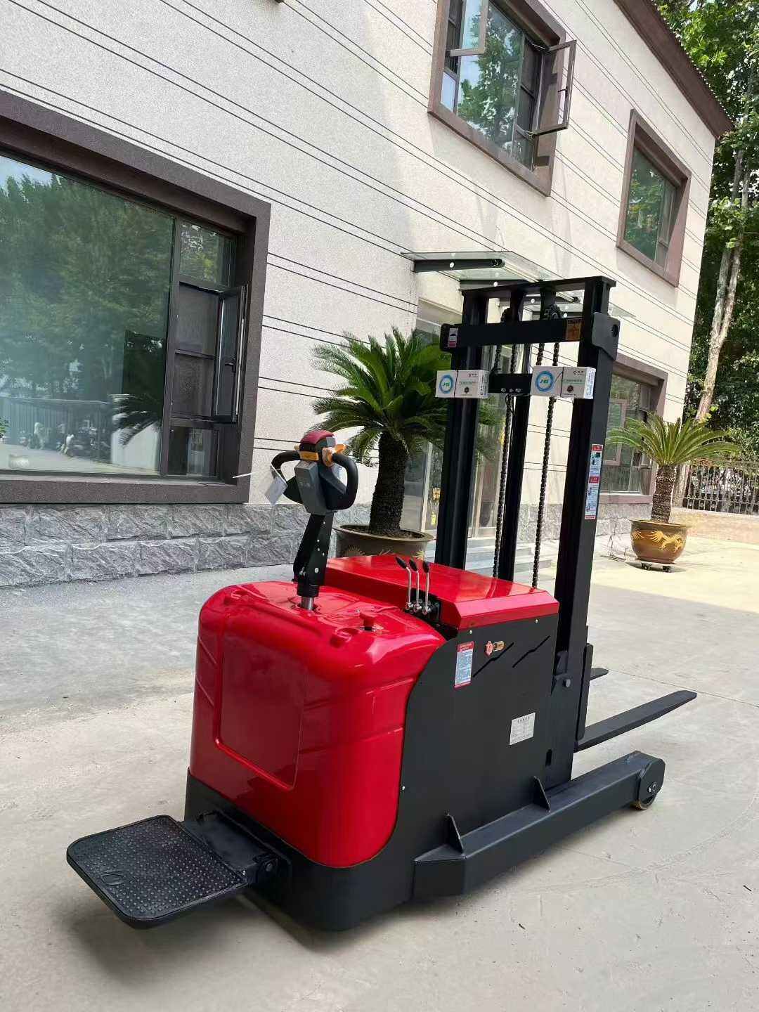 कुशल लॉजिस्टिक्स के लिए उन्नत स्टैकिंग क्रेन समाधान