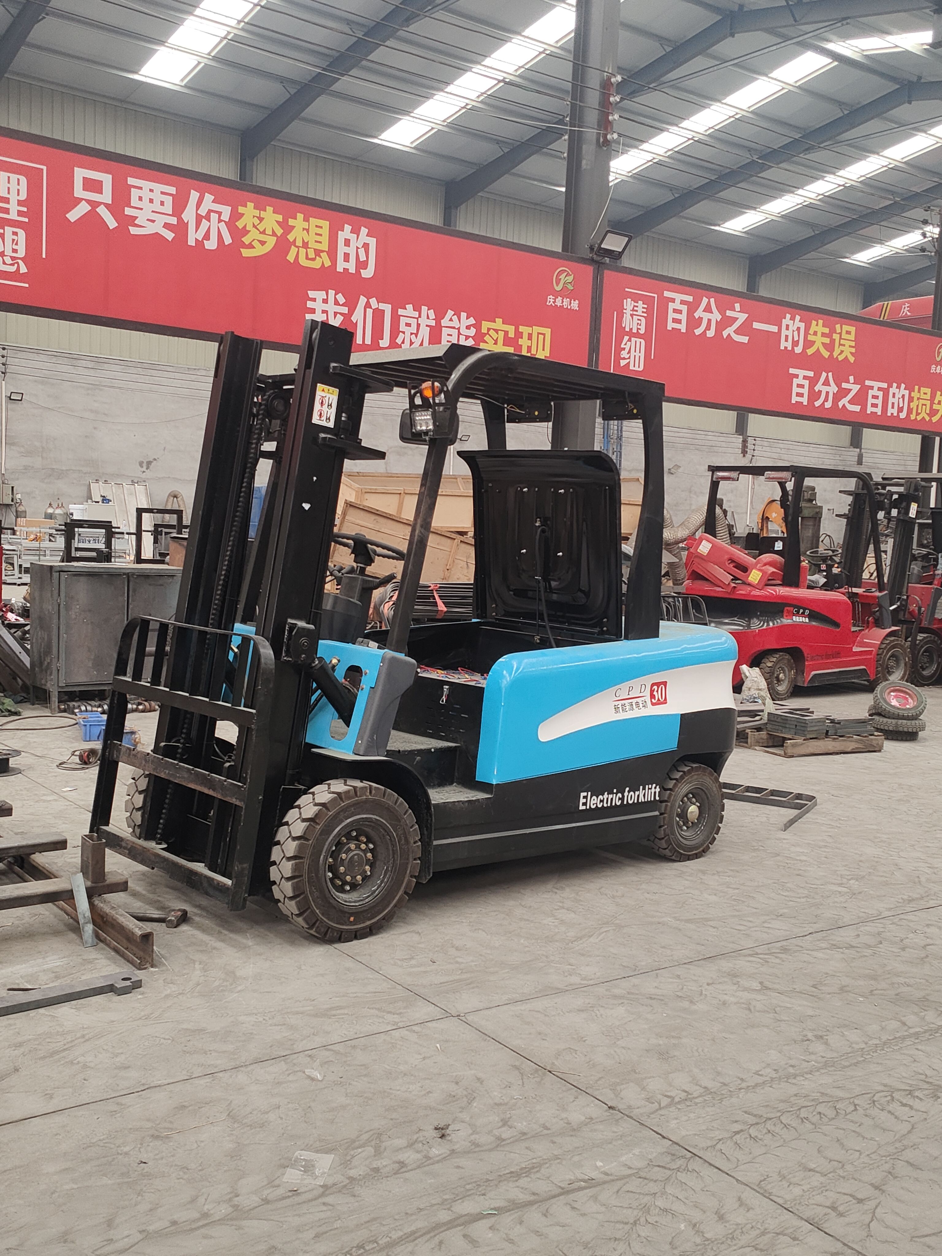 Temukan Kekuatan Forklift Medan Kasar 5 Ton Kami