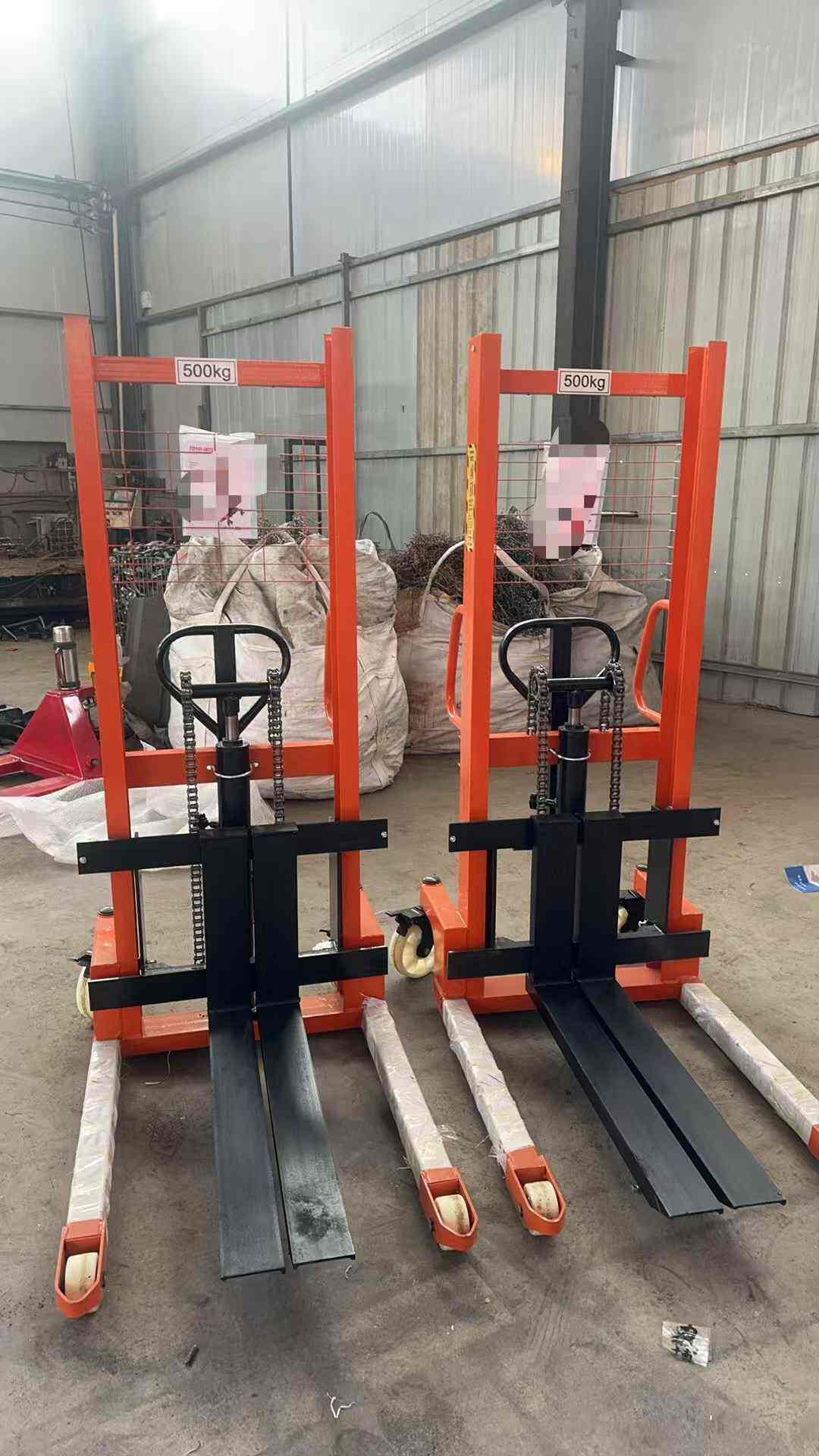 รถโฟร์คลิฟต์แบบไฮดรอลิกแบบใช้มือขับ – โซลูชันการยกที่มีประสิทธิภาพและเชื่อถือได้