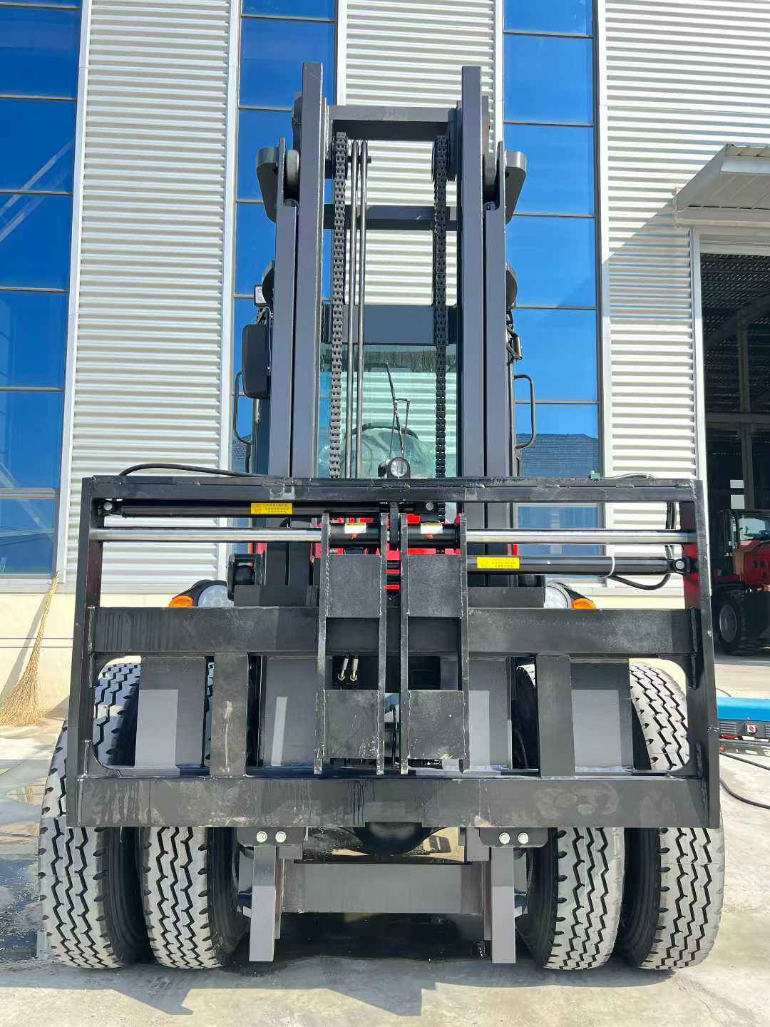 เครื่องยนต์ดีเซลทรงพลังสำหรับการยกสินค้าหนัก