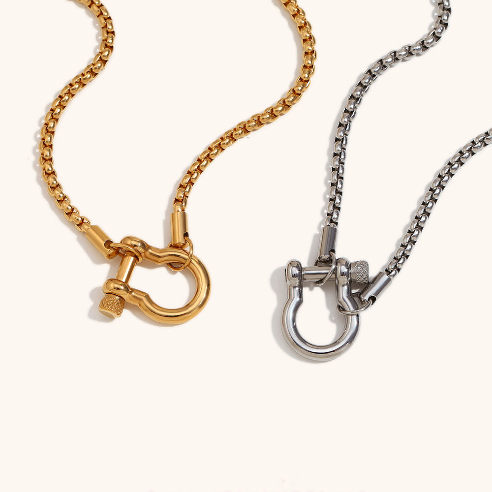 قلادة سلسلة من الفولاذ المقاوم للصدأ مطلية بالذهب عيار 18 قيراطًا مع لؤلؤة مربعة