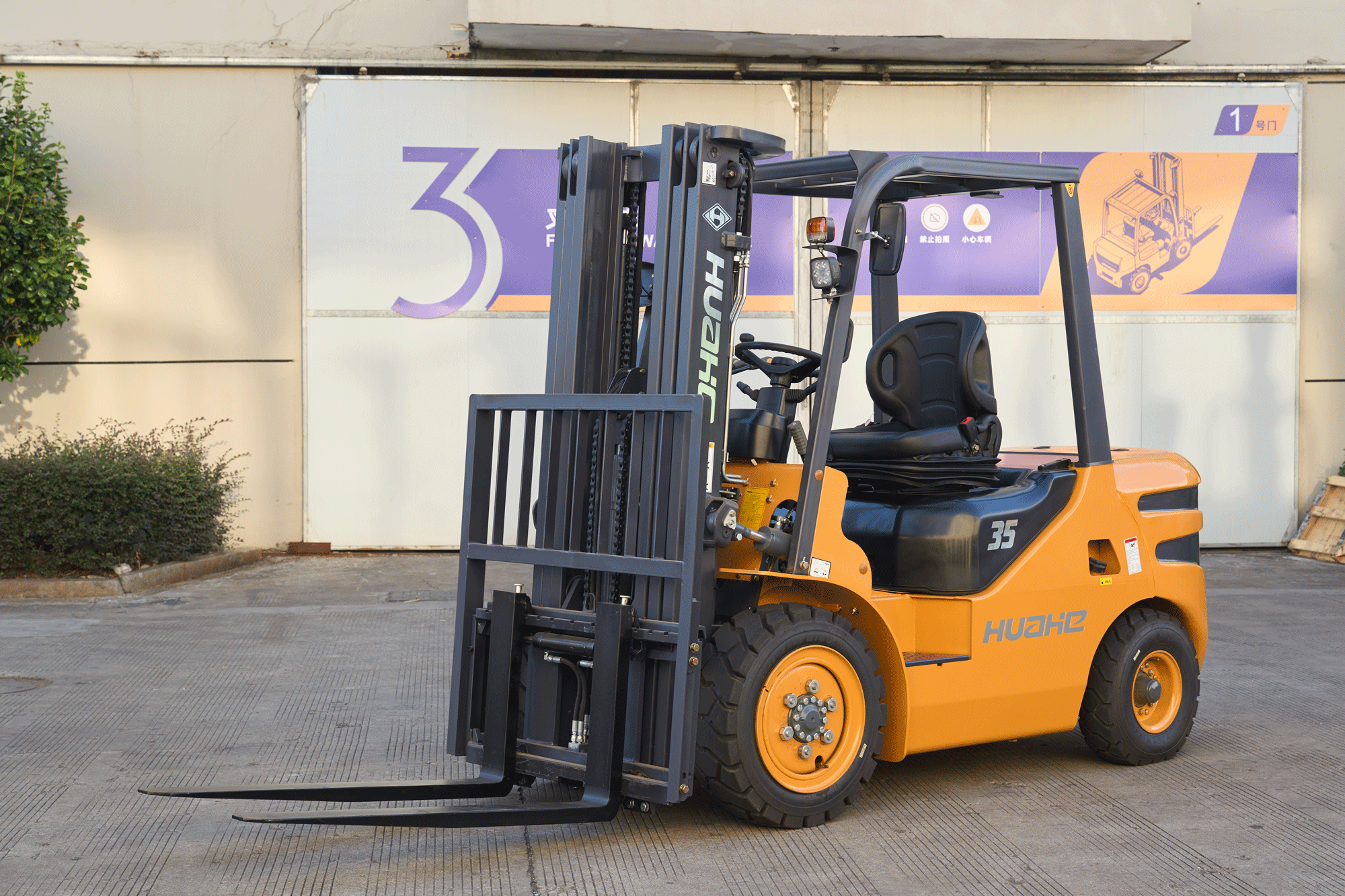 Exclusive Forklift Distributor: From Trial to Market Leader