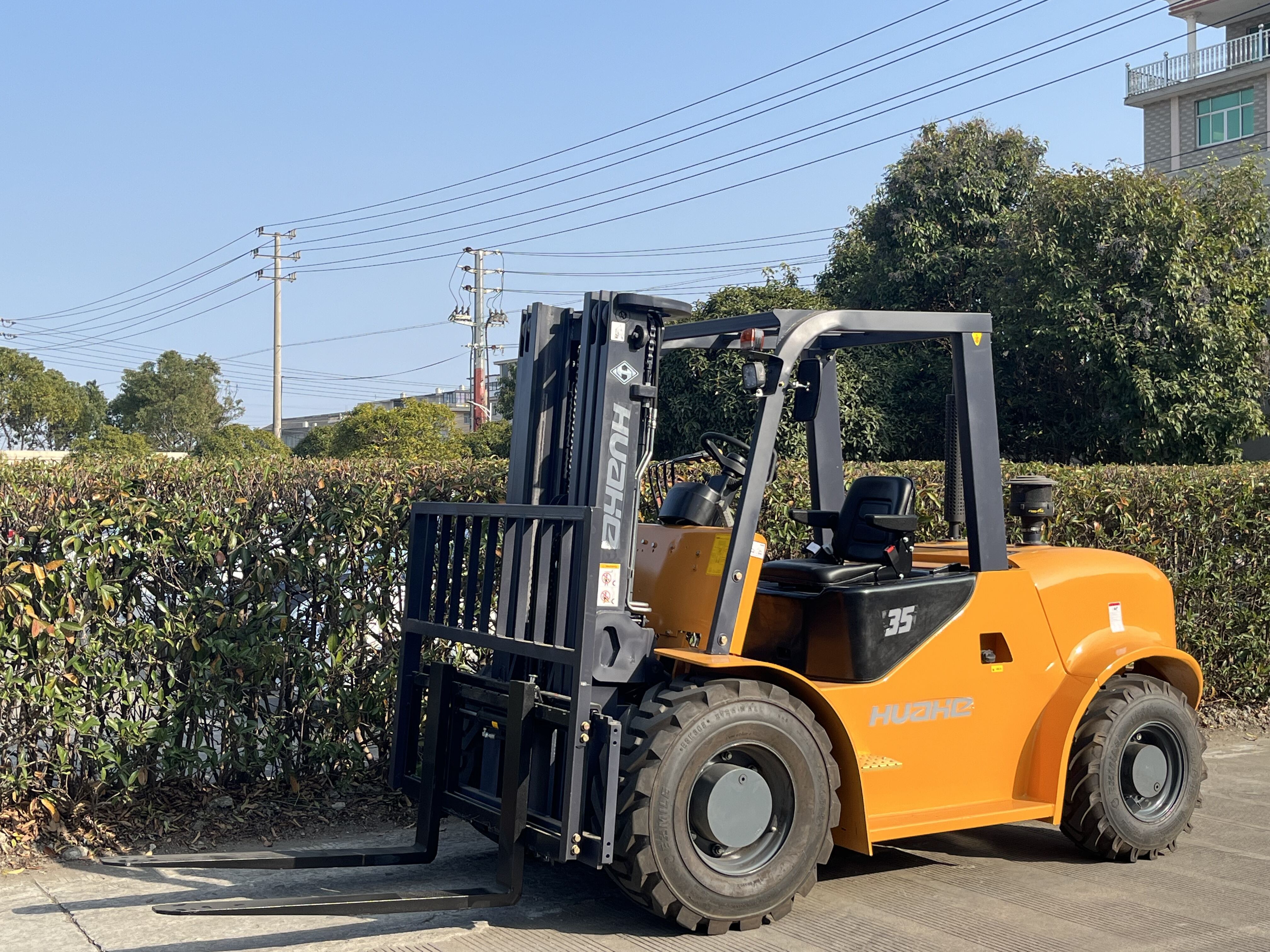 Huahe Unveils Next-Gen 3.0-3.5 Ton 4WD Rough Terrain Forklift for Global Markets