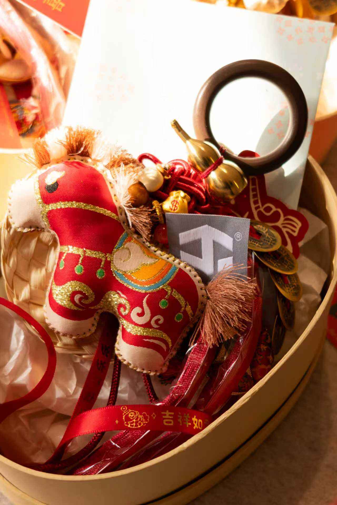 Begrüßung des Jahres des Pferdes: Ein Geschenk, ein Brief und ein gemeinsamer Moment