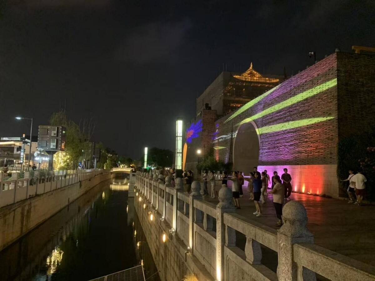 Light Up The Night Of The Splendid Canal! Sharp/Nec And Dongguan Shirui Outdoor Projector Protective Box Help The 6th Expo To Be Grandly Opened.