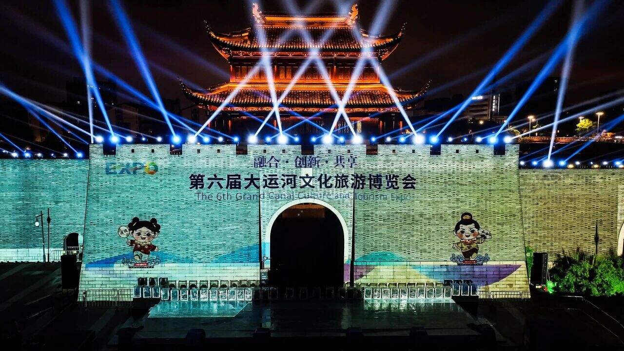 Light Up The Night Of The Splendid Canal! Sharp/Nec And Dongguan Shirui Outdoor Projector Protective Box Help The 6th Expo To Be Grandly Opened.