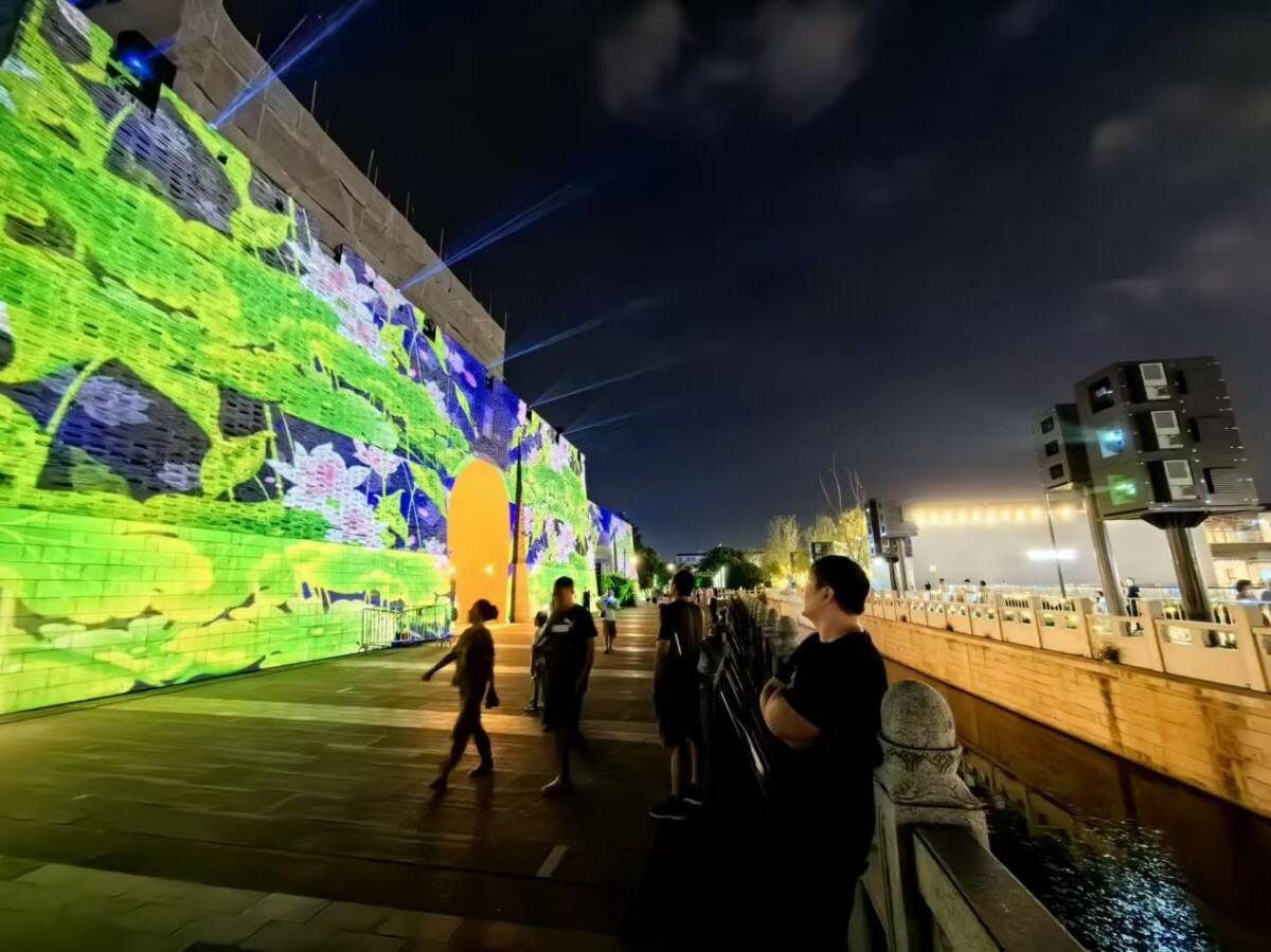 Light Up The Night Of The Splendid Canal! Sharp/Nec And Dongguan Shirui Outdoor Projector Protective Box Help The 6th Expo To Be Grandly Opened.