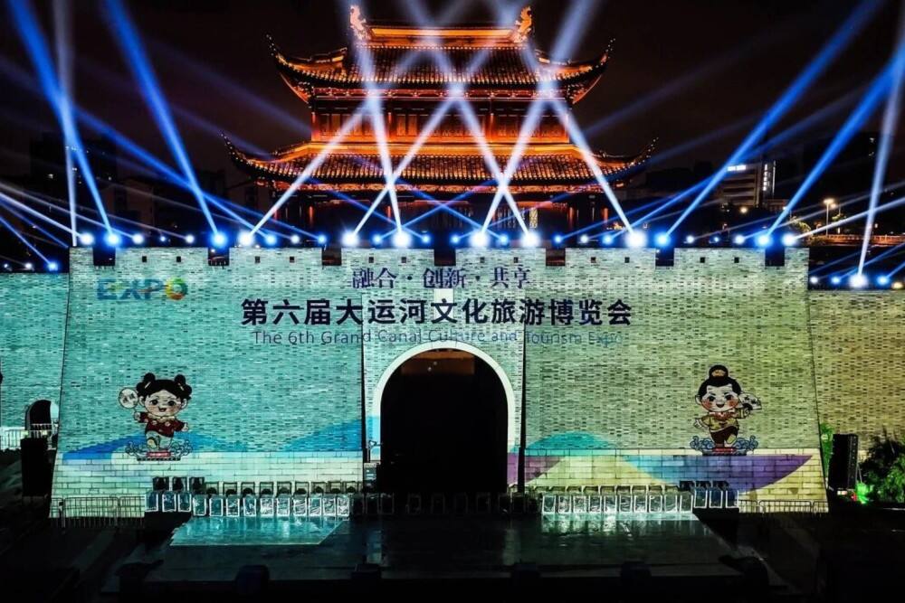 Light Up The Night Of The Splendid Canal! Sharp/Nec And Dongguan Shirui Outdoor Projector Protective Box Help The 6th Expo To Be Grandly Opened.