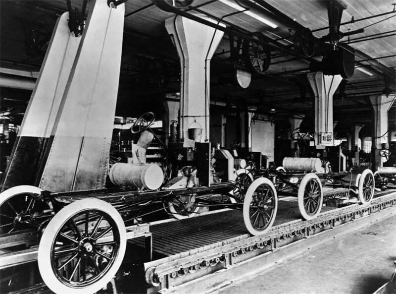 The first assembly line of Ford Motor during the Second Industrial Revolution.jpg