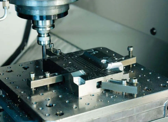 Дәстүрлі емес CNC кесу: Бірінші дизайннан аяқталған бөлшекке дейін