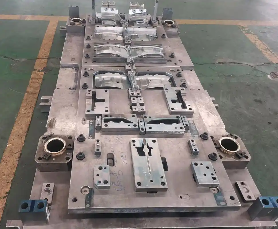 visual comparison of progressive transfer and compound die configurations used across manufacturing applications