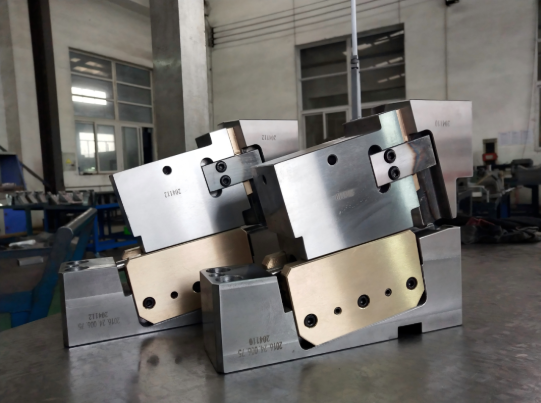 manual versus electronic die cutting machines for different crafting needs