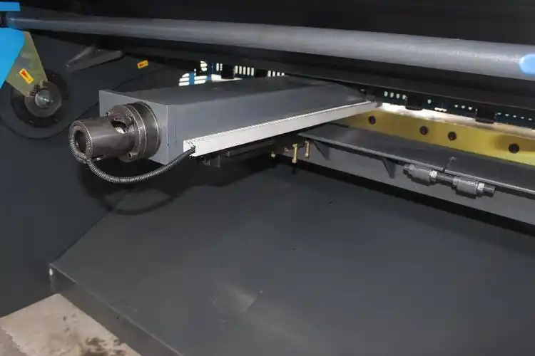 Roulage sur mesure de tôles métalliques : méthodes à chaud contre à froid et cas d’application privilégiés