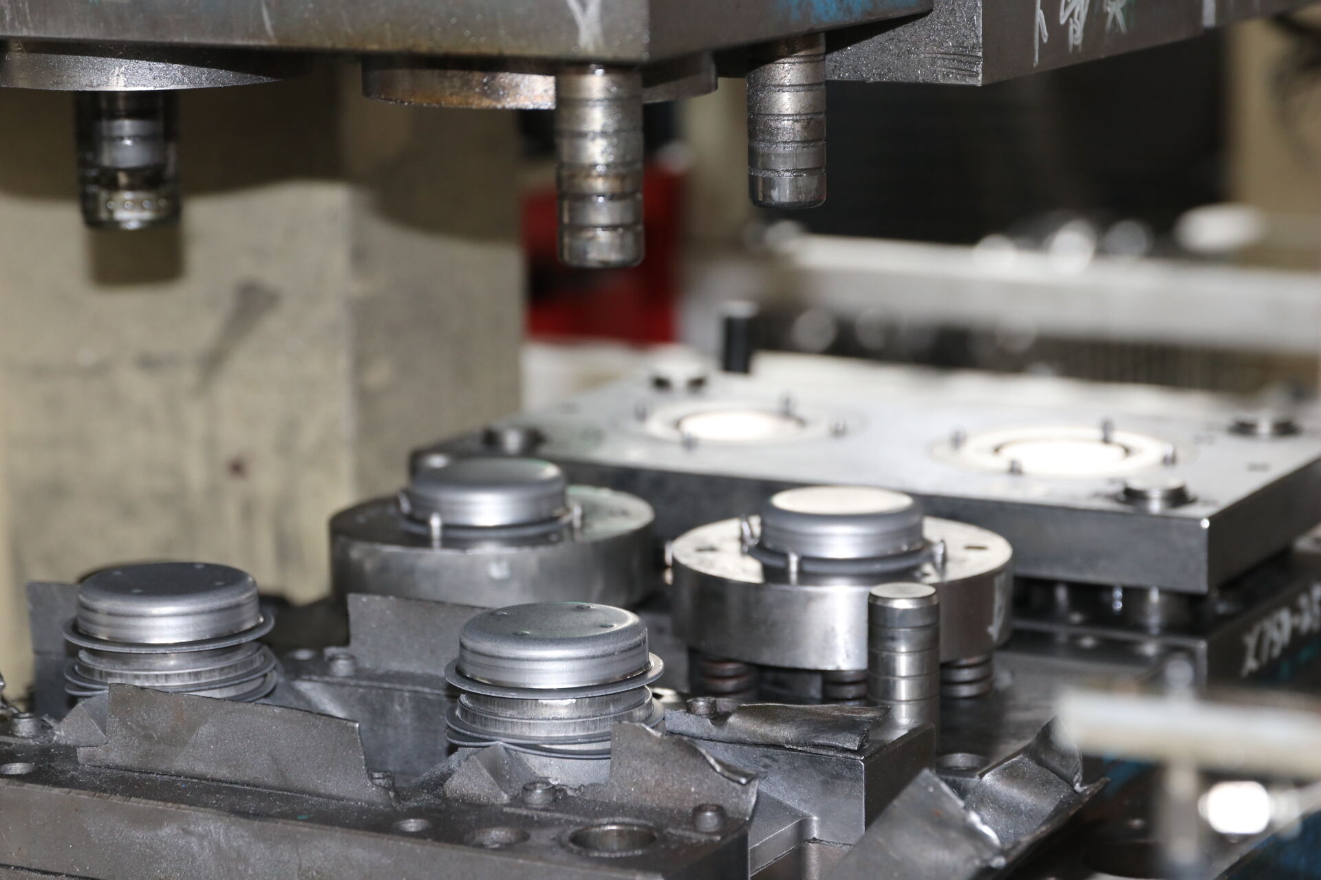 Moules pour le processus de production de pièces embouties pour l'industrie automobile