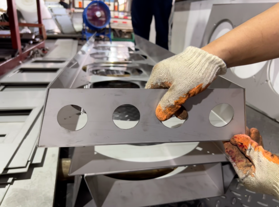 Precīzās loksnes metāla uzņēmuma izvēle: 8 būtiski faktori, kurus lielākā daļa pircēju ignorē