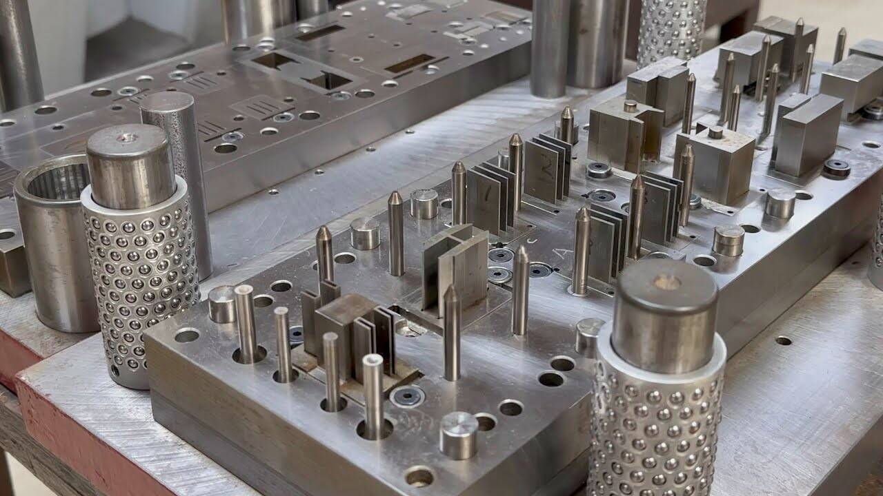 Anatomie von Stanzfortschrittswerkzeugen: Alle Komponenten, die Ingenieure kennen müssen