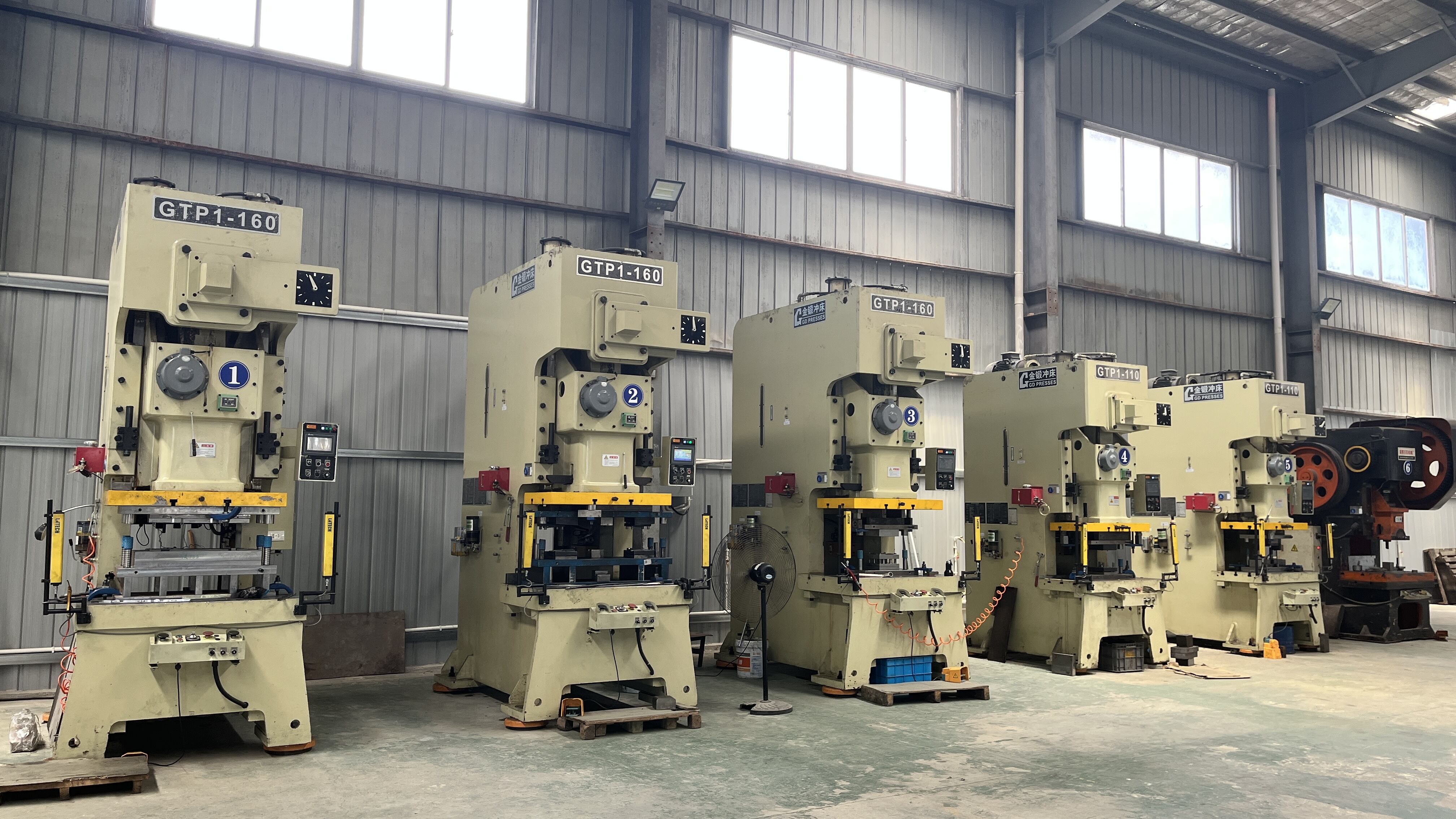 Onderdelen van een stanspers: Wat het eerst defect gaat en waarom dat belangrijk is